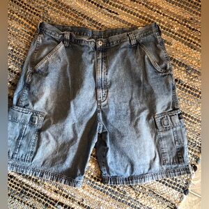Men's Washed Out Faded Cargo Shorts
VF Jeanswear
Size 40